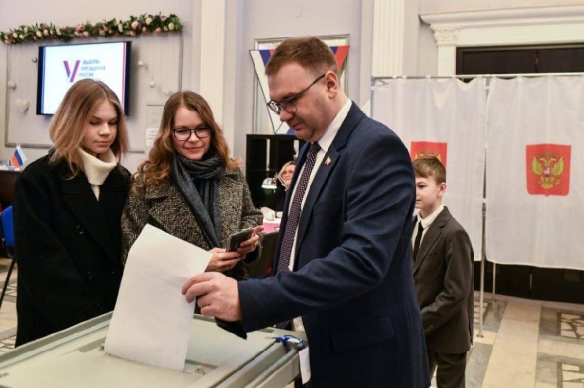    Глава Перми Соснин пришёл на выборы президента РФ вместе с семьёй