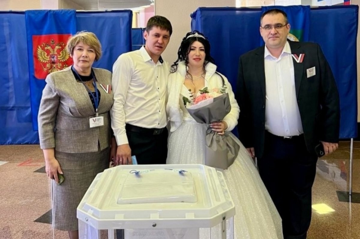    В Башкирии молодожены пришли на избирательный участок сразу после ЗАГСа