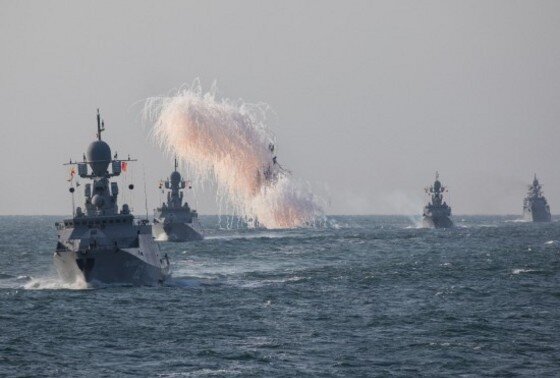     Экипажи кораблей Каспийской флотилии и Черноморского флота