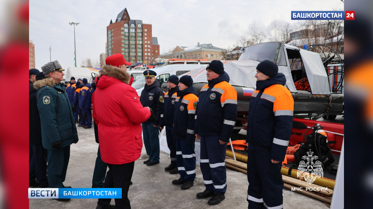    В Уфе состоялся смотр техники МЧС, подготовленной к паводку-2024