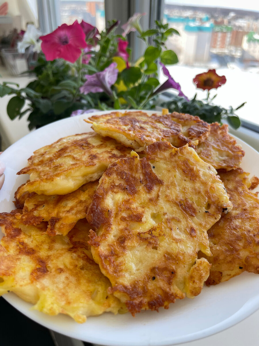 Оладьи из цукини на сковороде. Деруны картофельные белорусские. Драники быстро и вкусно. Кабачковые оладьи пышные. Драники быстро и вкусно.