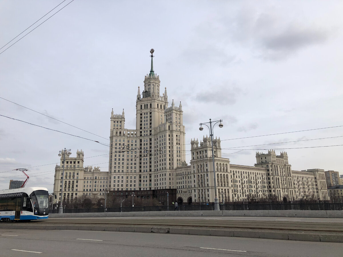 Вид на высотку на Котельнической набережной с Б.Устьинского моста.