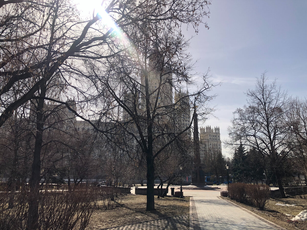 Вид на высотку на Котельнической набережной из Устьинского сквера.