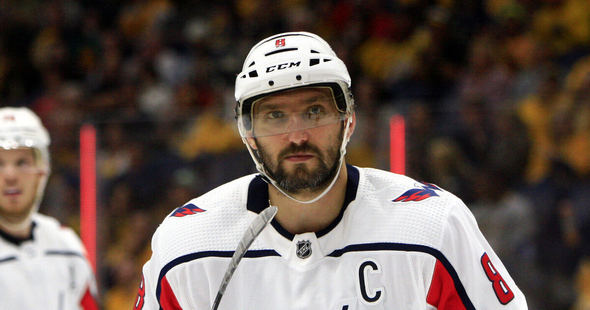 Капитан «Вашингтона» идет на 2-м месте по голам в регулярных чемпионатах в истории НХЛ (840 шайб), уступая лишь Уэйну Гретцки (894).