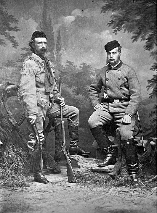 Джордж Армстронг Кастер (офицер армии США) и великий князь Алексей Александрович, фото сделано в 1872 году после охоты на бизонов. У великого князя револьвер "Модель 3". (Фото - общественное достояние)