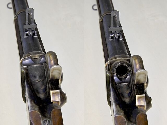 Так открытие затвора выглядит сверху. Слева - "пластина" закрыта, справа же - опущена для заряжания. (Фото - общественное достояние)