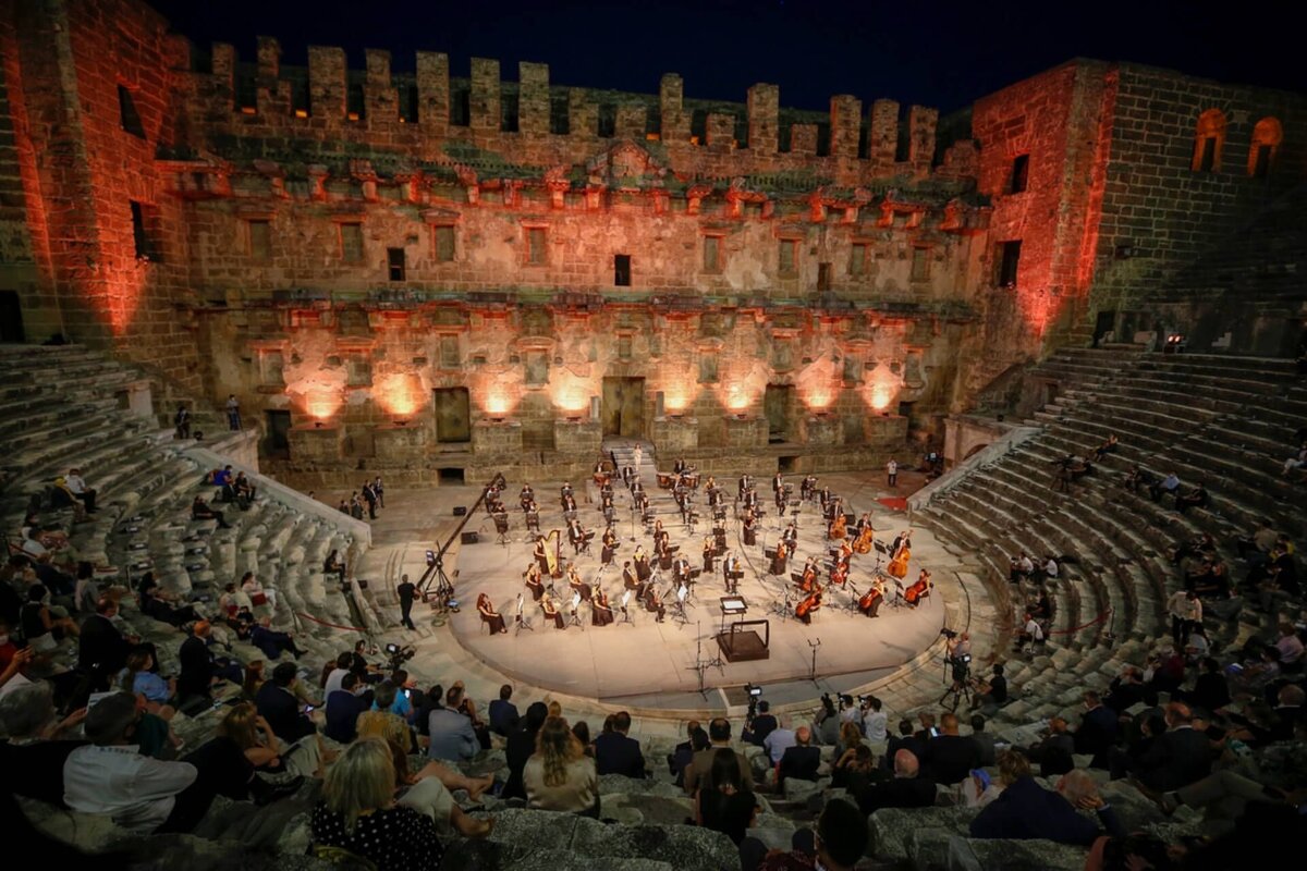 Многим нашим согражданам при словах «Турция и театр» не придет ничего в голову, разве что Аспендос – древний римский театр под открытым небом, расположенный недалеко от Анталии.-1-2