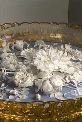 Фото взято из свободных источников интернета. Стол, украшенный лепниной из холодного фарфора, фрагмент. Работа мастера Иванова Петра Иудовича. 