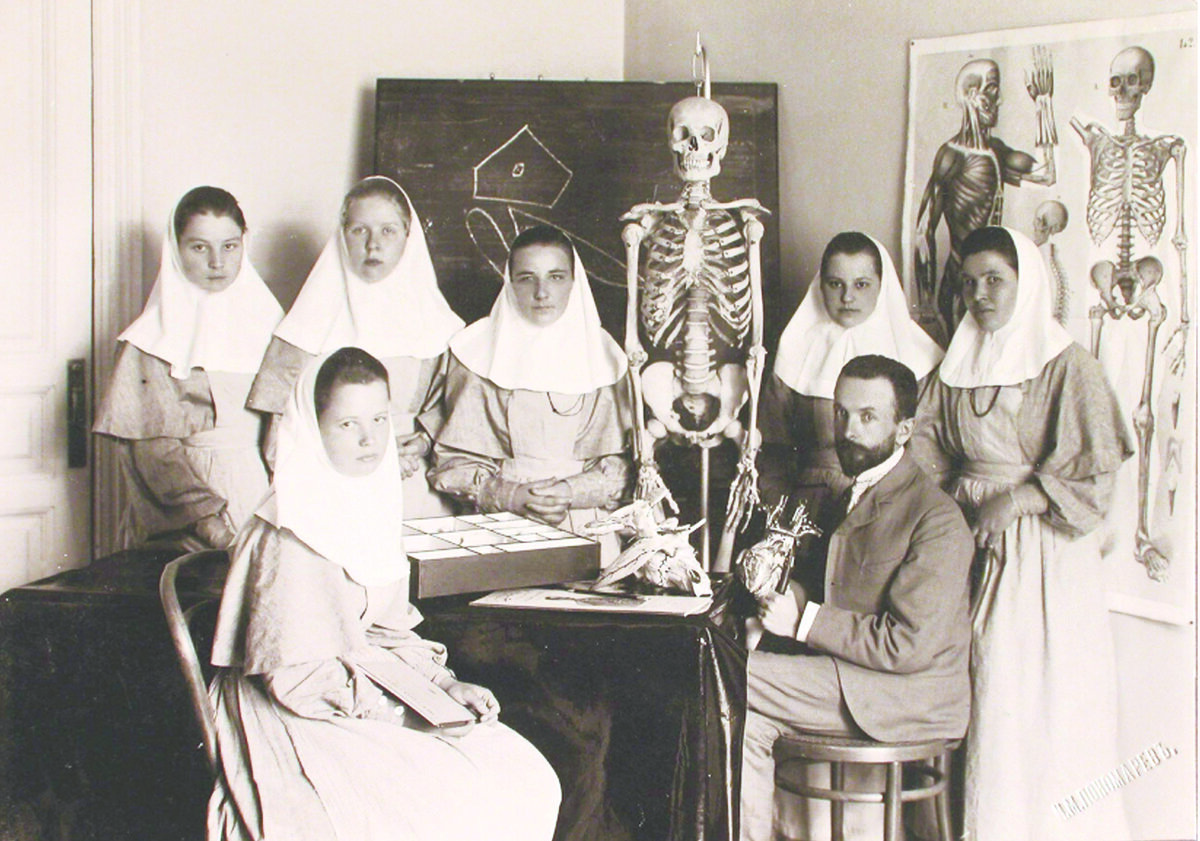 Врач проводит занятия по анатомии с группой сестёр милосердия. Начало XX века