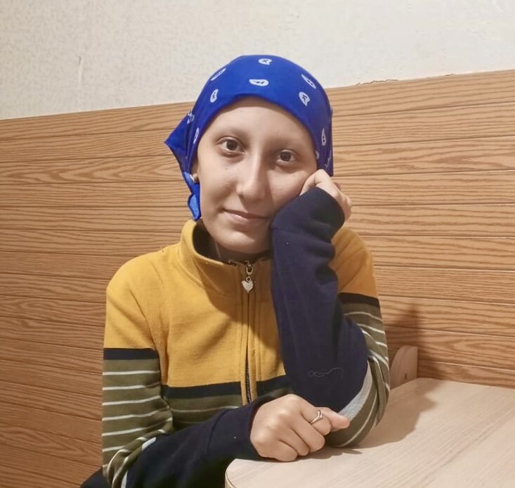 Второй год шестнадцатилетняя Мехрона борется с тяжелым онкологическим заболеванием – остеосаркомой. Остеосаркома — это злокачественная опухоль, произрастающая из клеток костной ткани.-2
