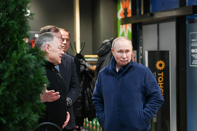    Владимир Путин в феврале дал поручение подготовить предложения по оптимальным тарифам на проезд по платной трассе М12 с учетом востребованности жителями регионов и бизнесом (на фото справа — предправления госкомпании «Автодор» Вячеслав Петушенко) Фото: rais.tatarstan.ru