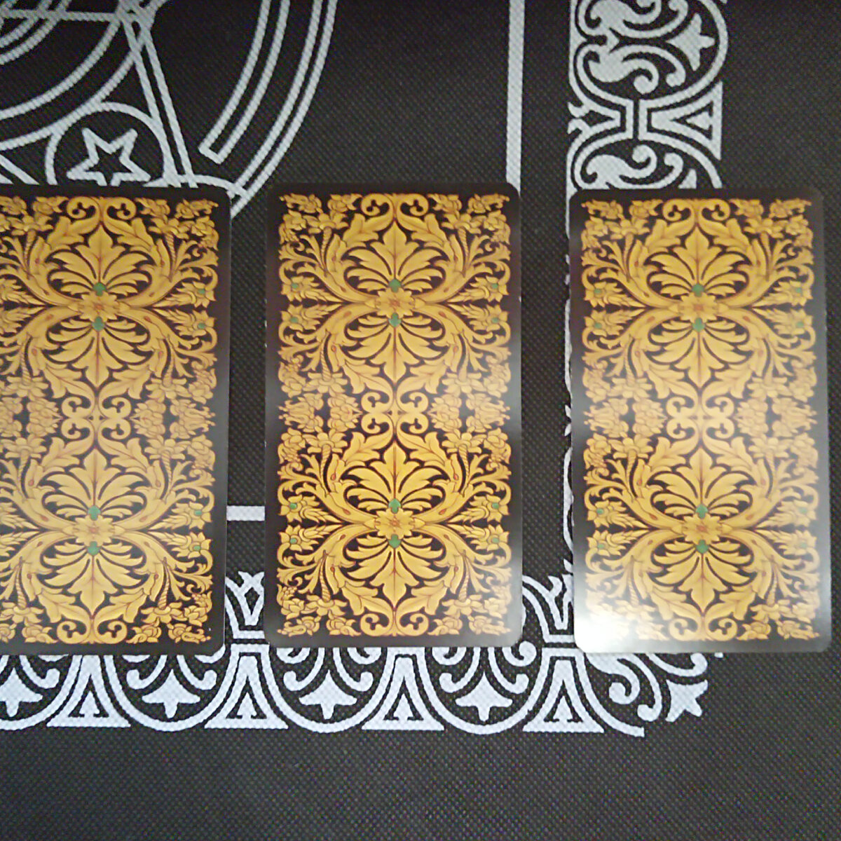 1, 2, 3 - слева направо - нужно выбрать одну карту. 