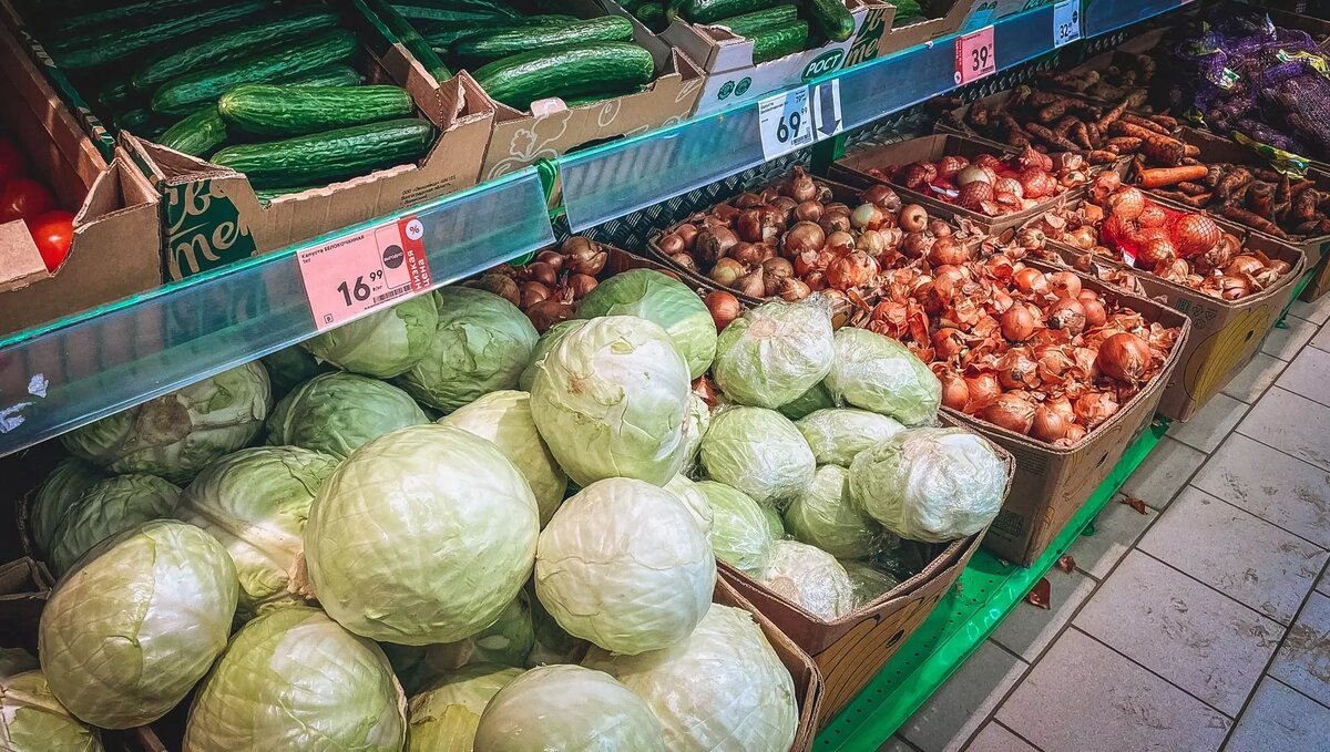     В феврале среди продуктов питания быстрее всего росли цены на капусту. Ее стоимость за месяц выросла сразу на 10,4%. На 8,6% подорожали огурцы. Что сейчас происходит с ценами на продукты, и когда ожидать следующего подорожания, в материале «НИ».