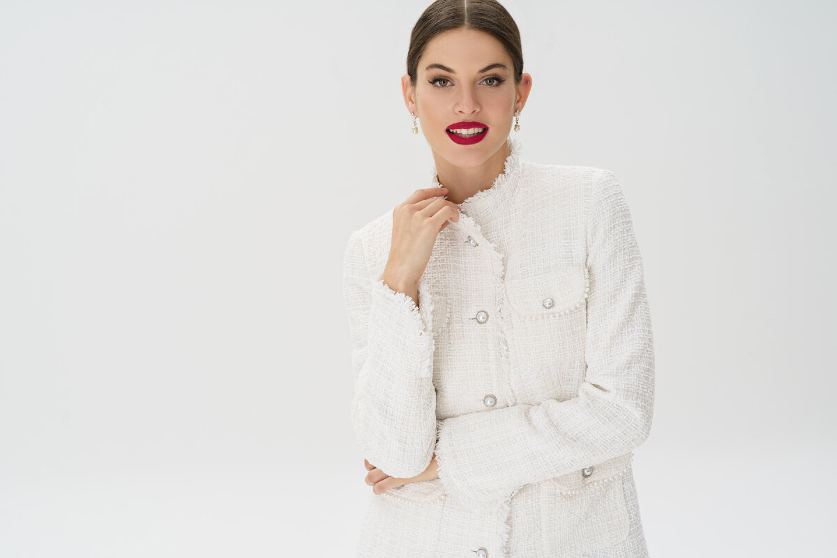 Этот жакет в стиле Шанель выполнен из молочного твида, что придает ему особый шарм и элегантность. Красивая отделка и фурнитура дополняют образ, делая его еще более изысканным. 