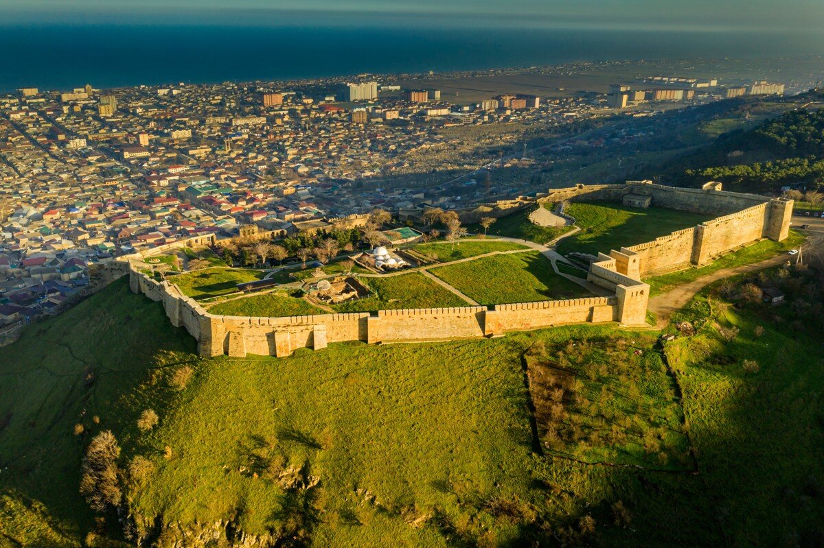 Нарын-Кала – древняя дербентская крепость, часть оборонительной системы, позволявшей защитить Персидскую империю от нападений с севера. Ее двойные стены, доходившие до Каспийского моря, давали возможность контролировать проход от моря к Персии. Фото: experience.tripster.ru