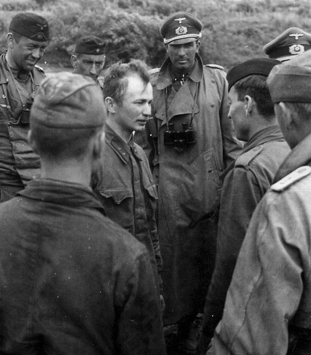 Допрос пленного советского лейтенанта. Май 1942 г.,  район Ржевско-Вяземского выступа. На фото неизвестный лейтенант. Очень хочется верить, что он не предатель! 