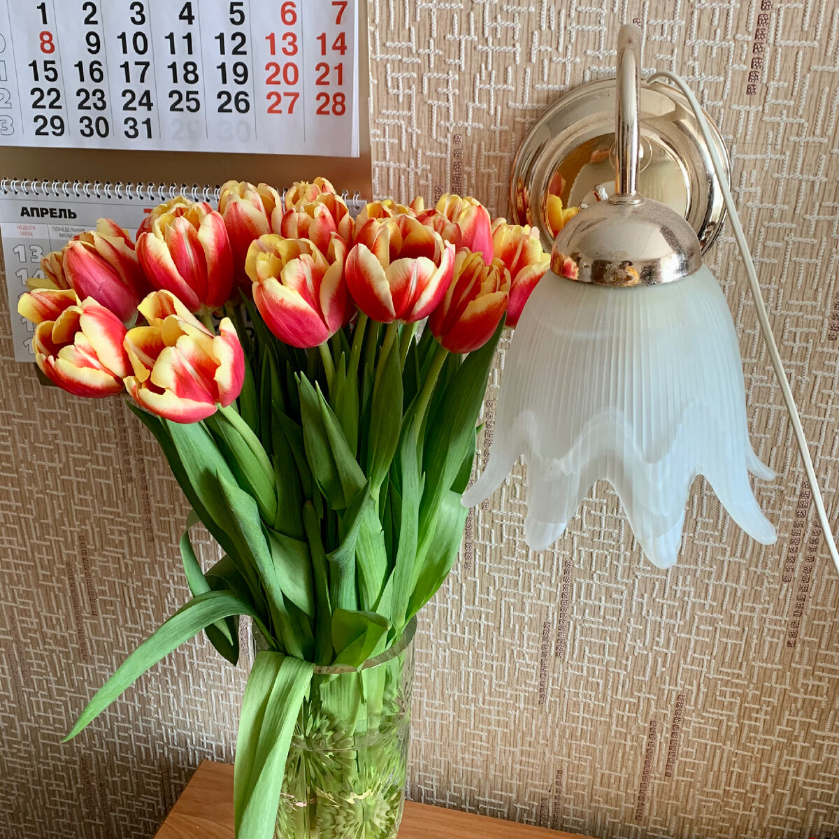 Цветочки на 8 марта когда-то у мамы дома. А без помощницы как их даже в вазу поставить, если одна рука не работает?..