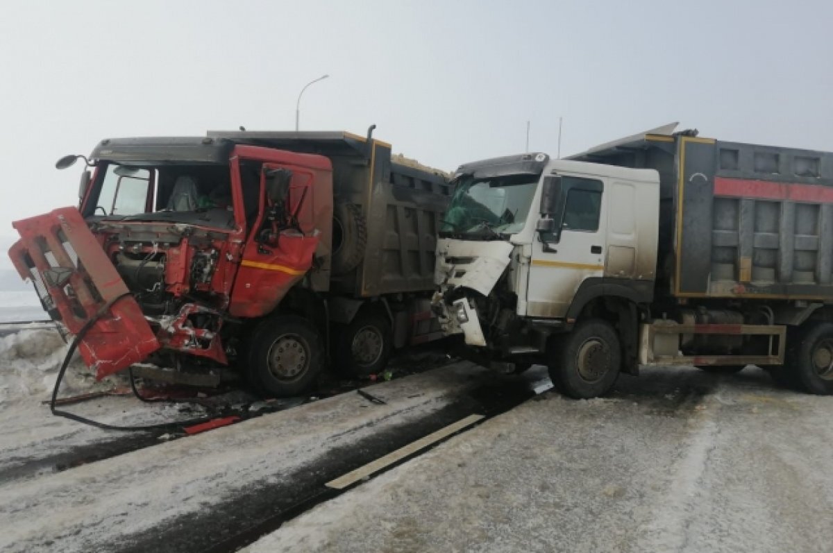    В Самарской области столкнулись два тяжелых грузовика HOVO