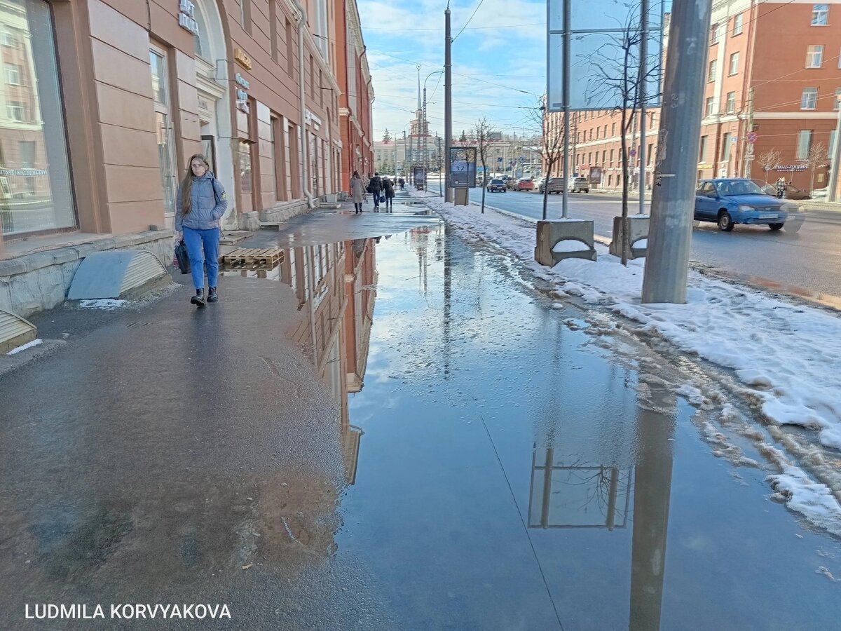    Огромная лужа второй год подряд появляется в самом центре Петрозаводска"Фактор News"