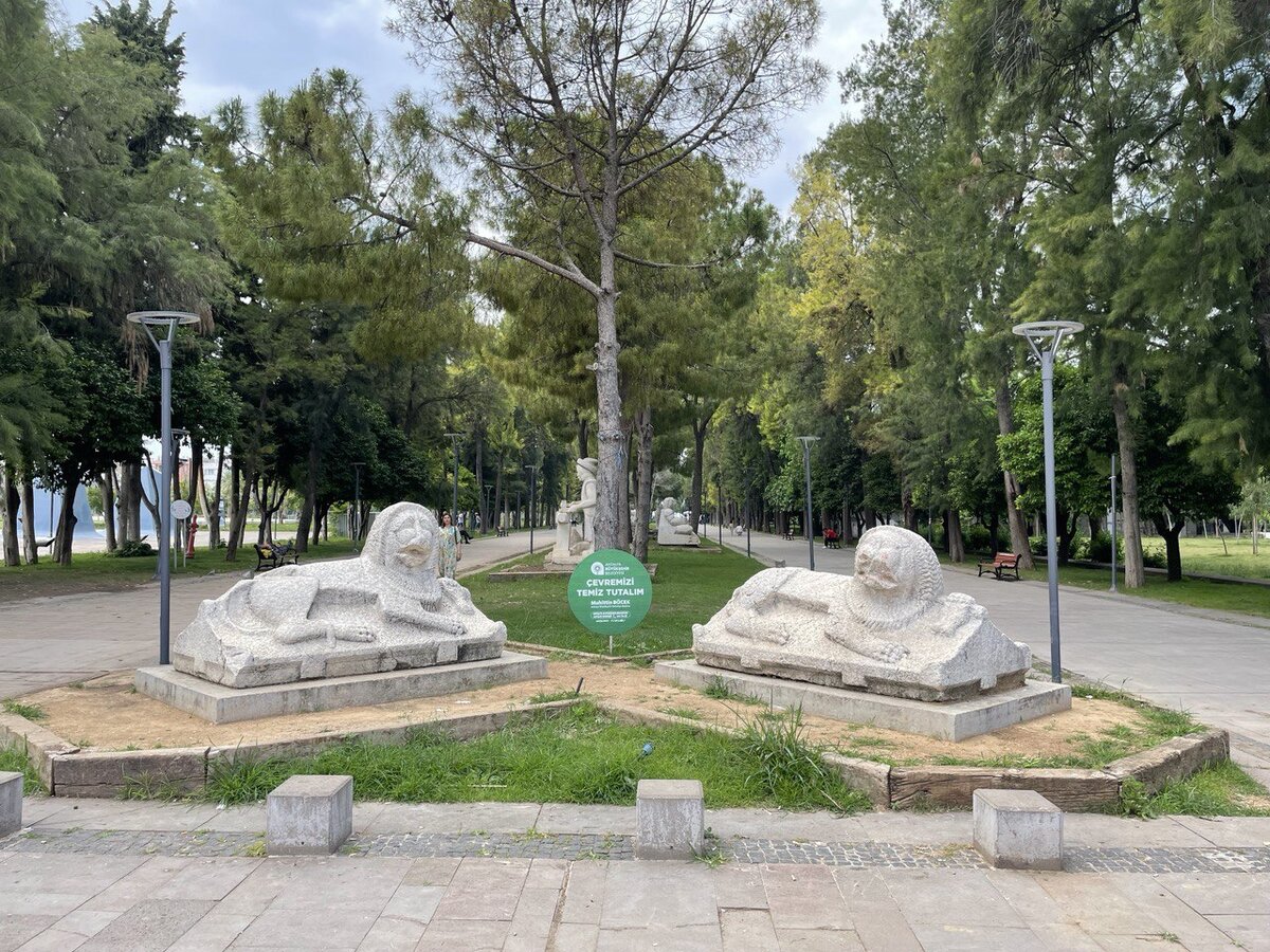 Центральный вход в парк со стороны Işıklar Cd.
