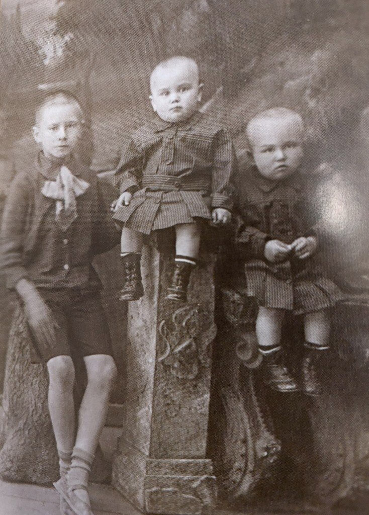 Сальман Губайдуллин (слева) с братьями. 1925 год. Из книги "Газиз Губайдуллин: научно-биографический сборник". Казань, 2002.