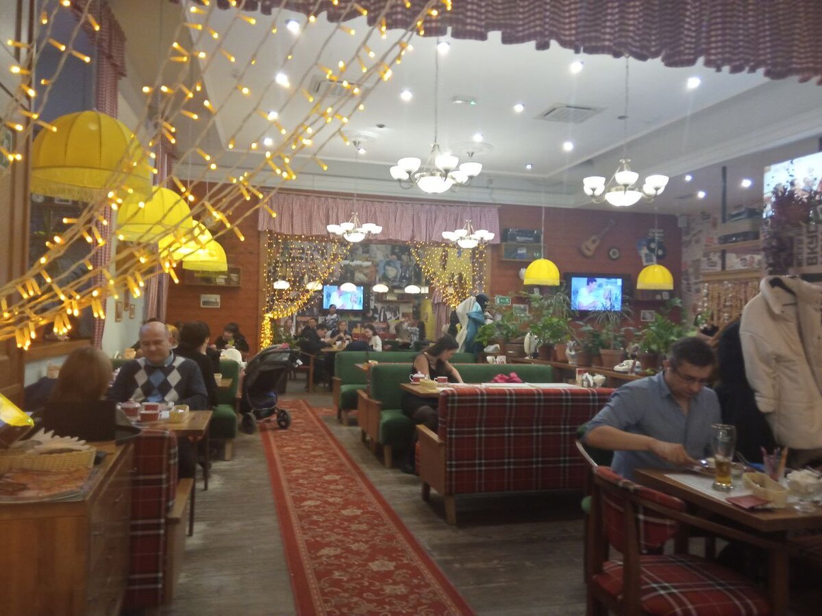 Диванчики, ковровая дорожка, желтые шелковые абажуры. Атмосферно.