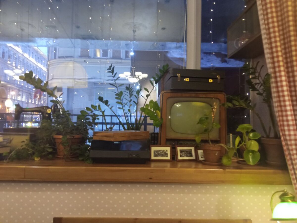 Вот такой телевизор на подоконнике. И в далеке машинка Зингер. Видно, что подвал, толстые стены и широкие подокинники