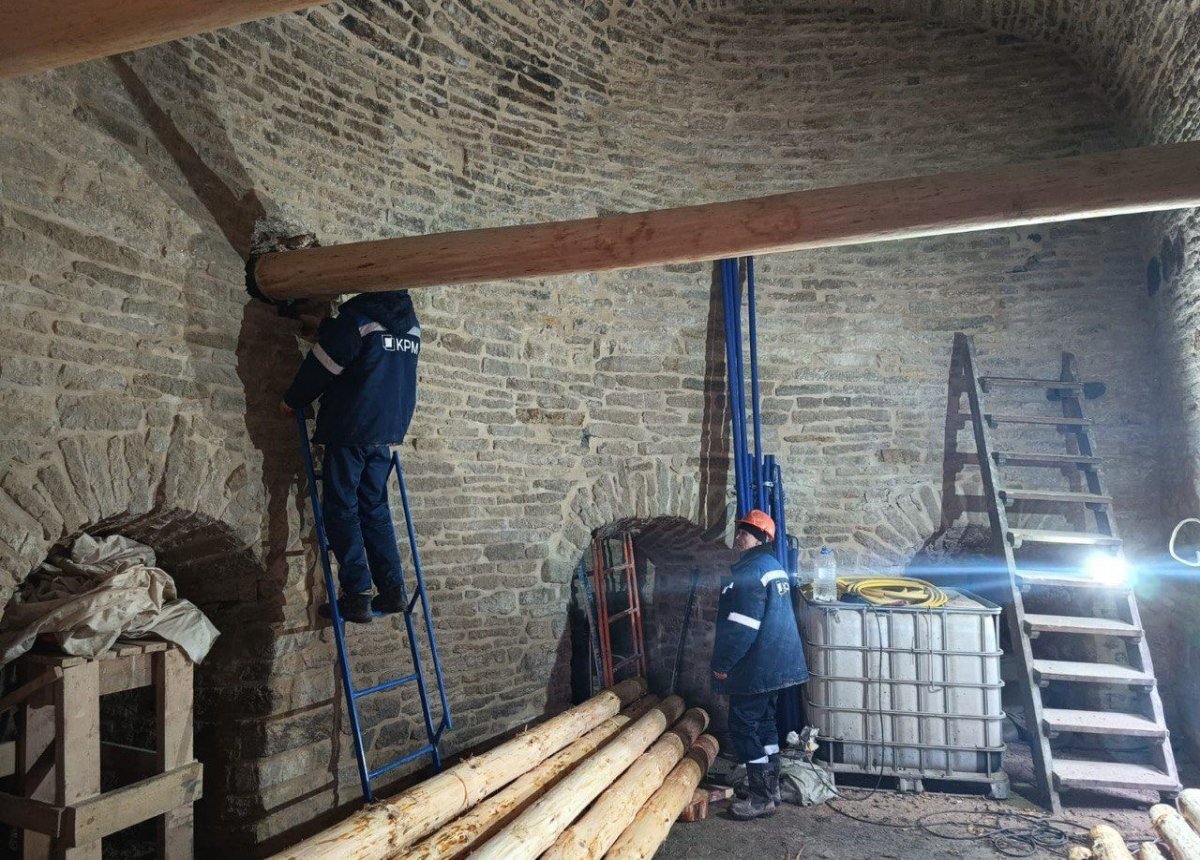    Стены Изборской башни укрепили в Псково-Печерском монастыре