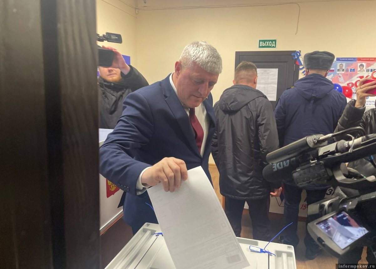    Псковский сенатор Алексей Наумец проголосовал на выборах президента России