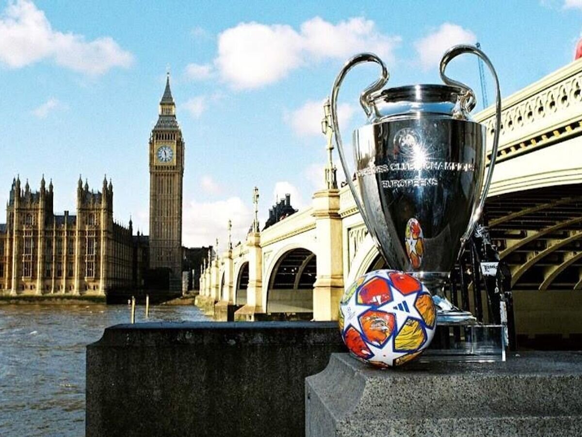    Официальный мяч финала ЛЧ и трофей турнира© Adidas