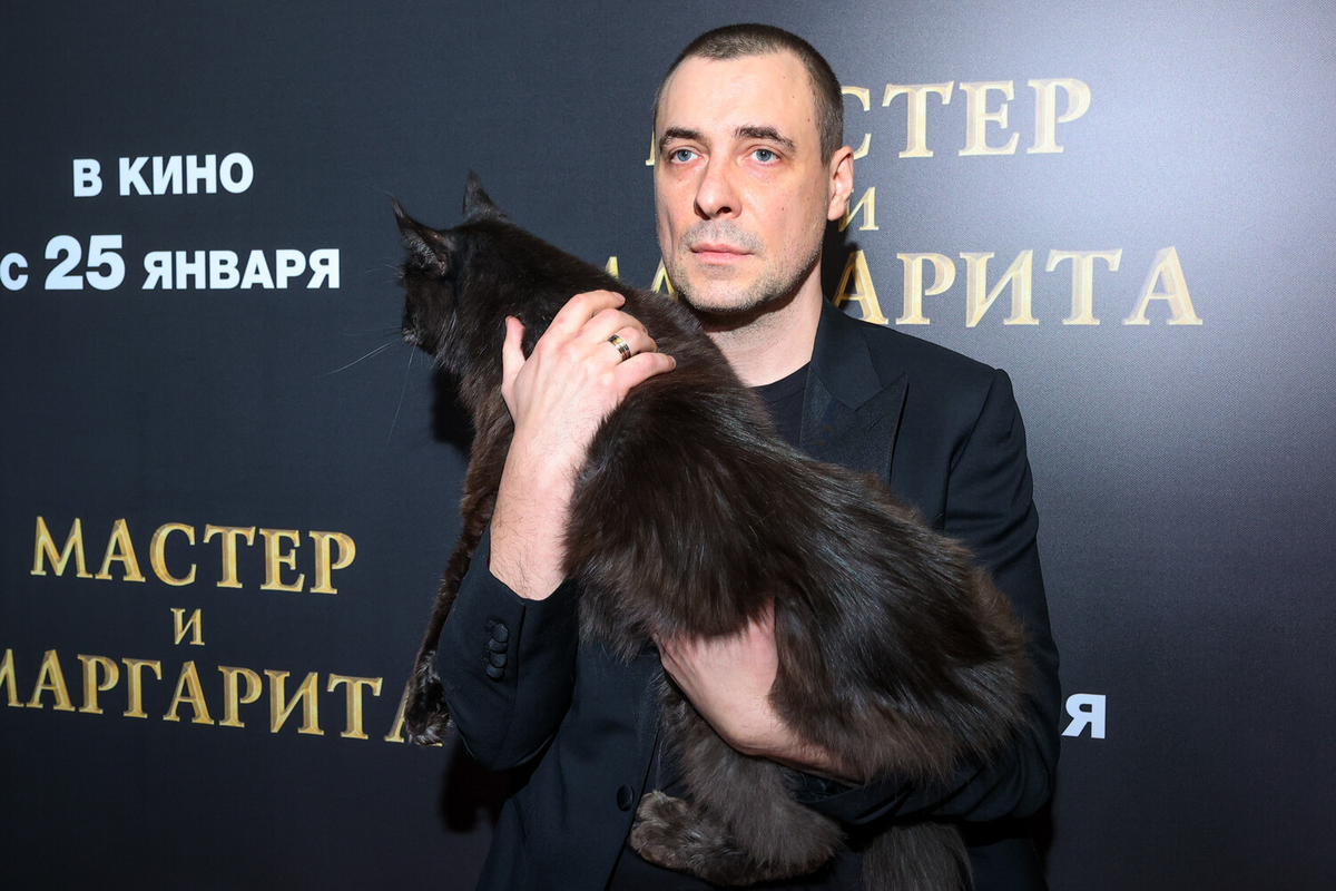 Евгений Цыганов и кот Кеша на премьере фильма «Мастер и Маргарита» в Москве, 2024 год / Petrov Sergey/Global Look Press