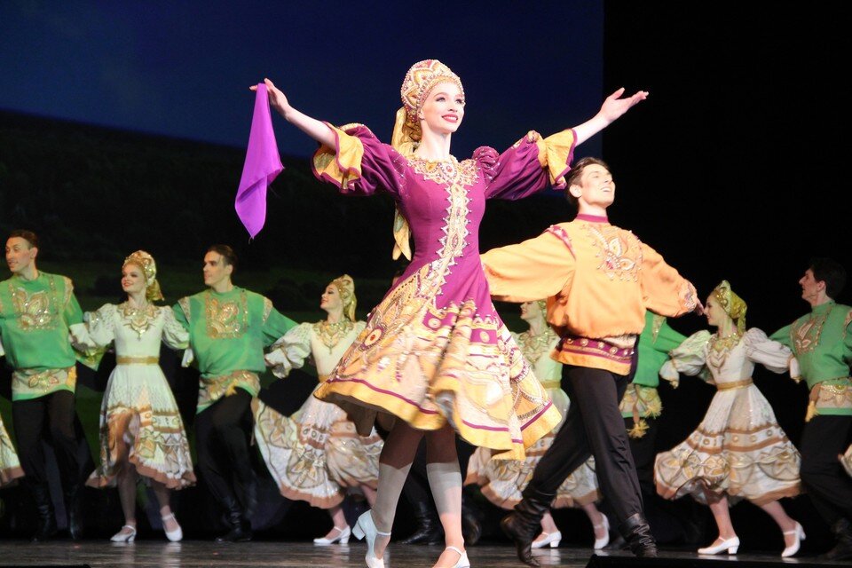    В Сыктывкар с гастролями приехал прославленный московский театр танца «Гжель». Фото автора.