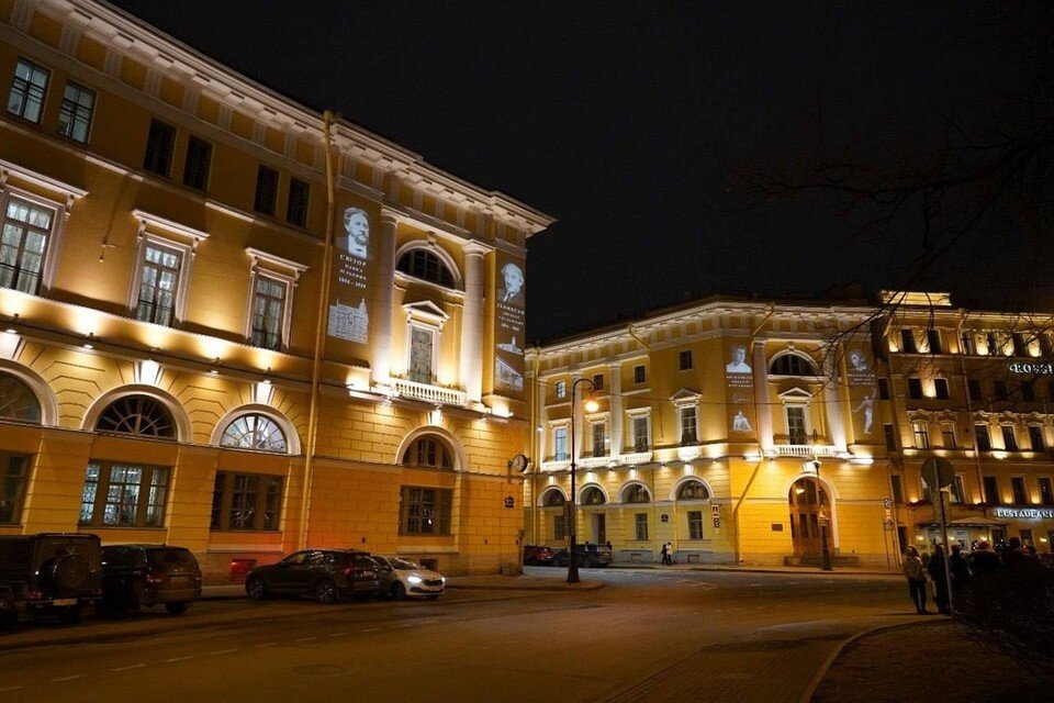    Портрет Цискаридзе появился на фасаде здания в честь 50-летия артиста. Фото: t.me/kgiopspb