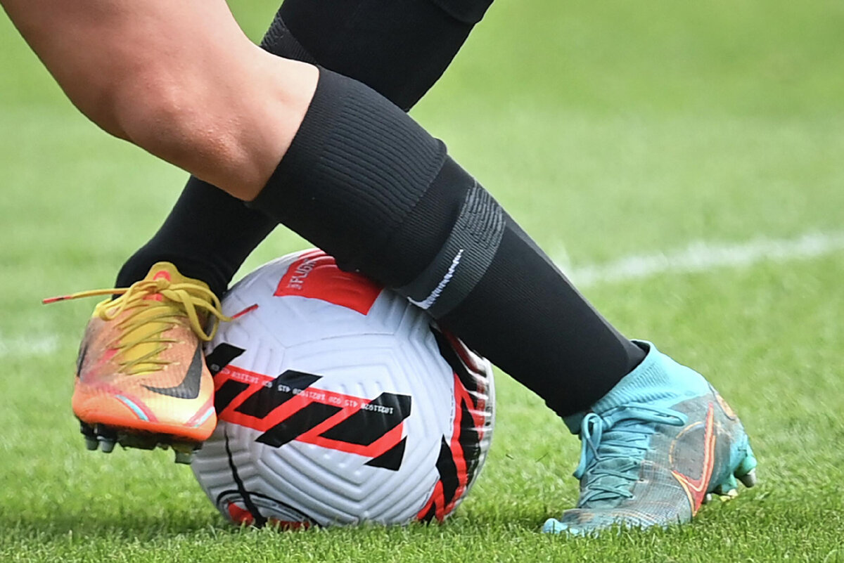 Футболист с мячом © AFP 2023 / PAUL ELLIS