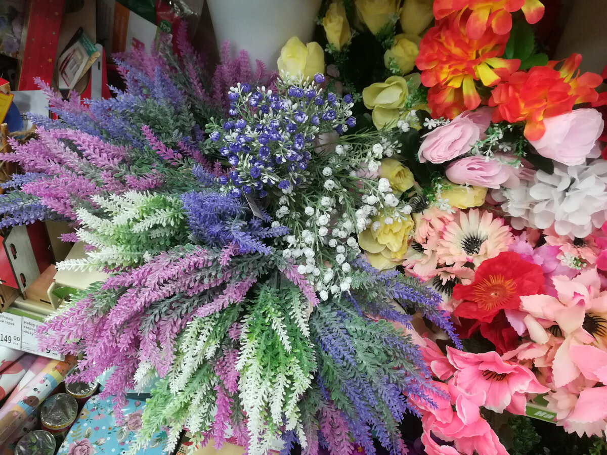 Искусственная лаванда выглядит красиво и реалистично