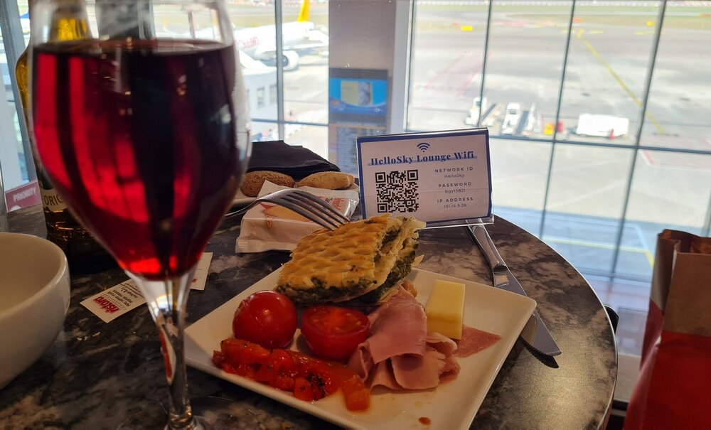 Стыдно конечно показывать такое фото с полным бокалом вина. Не комильфо так наливать... Но эта фотография сделана на возвращении из Иордании в лаунже аэропорта итальянского Бергамо. Уж очень я после арабских ограничений по вину приличному соскучилась...