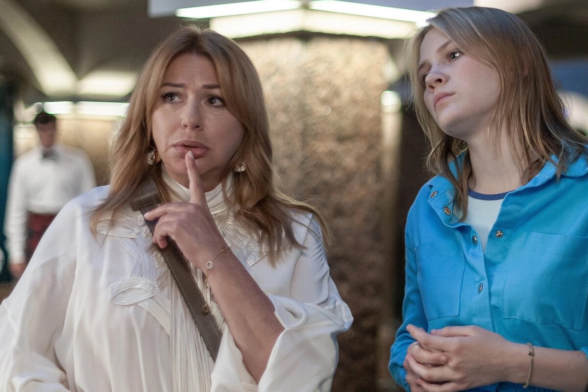 Алёна Апина в сериале "Всё ок", 2024