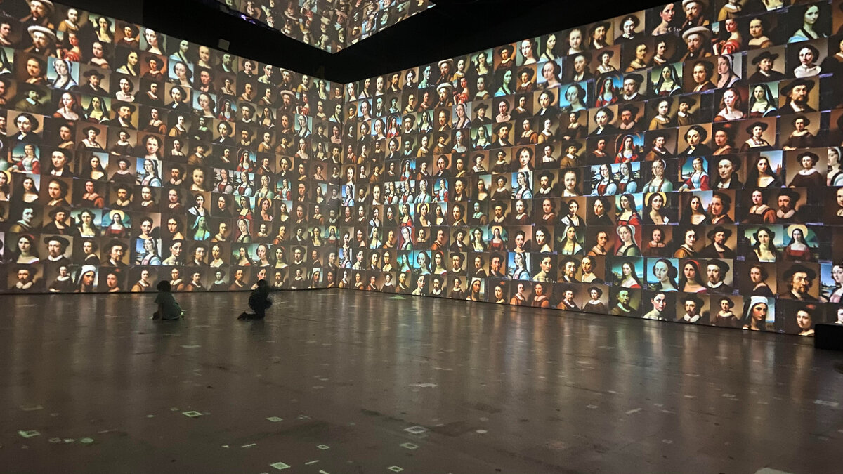 Выставка в Арт-плей про искусство и нейросеть. Ассоциация с контекстом