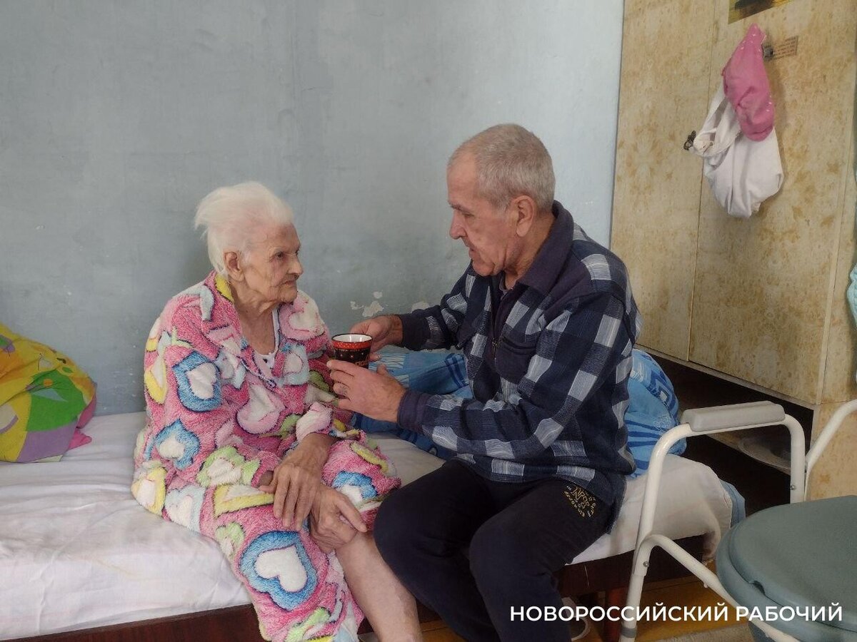 Слепая бабушка долго лежала в комнате и стучала в стену. Бездомной старушке  из Новороссийска волонтеры пытаются... | Новороссийский Рабочий | Дзен