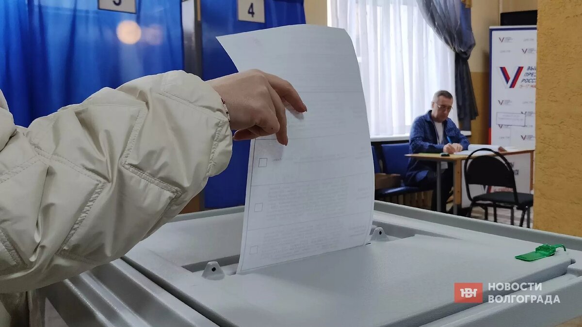     Жительница Волжского залила зеленкой урну на избирательном участке №1131, сообщили изданию «НовостиВолгограда.ру» в облизбиркоме. Так она пыталась испортить бюллетени, однако провокация не удалась, отмечают сотрудники участка.