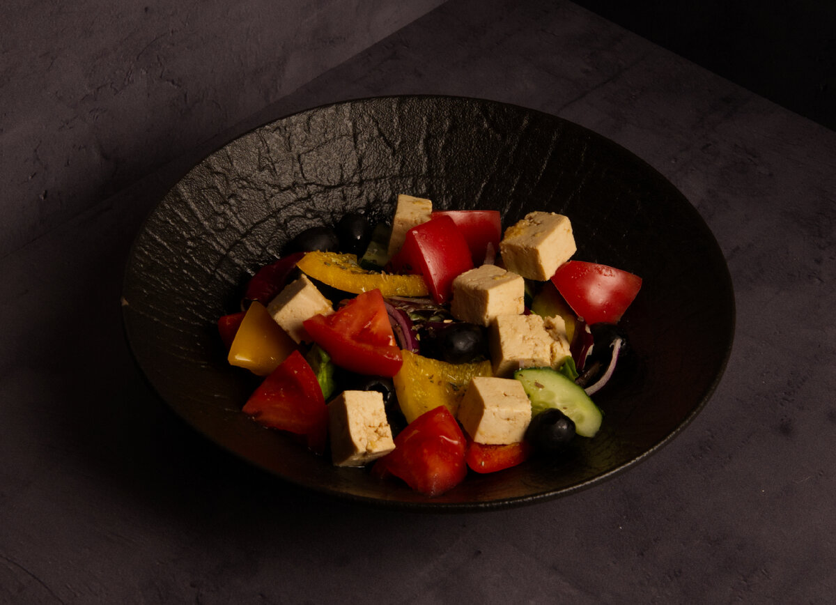 Греческий салат с сыром Тофу, 350 руб., Ресторан The Бык. 