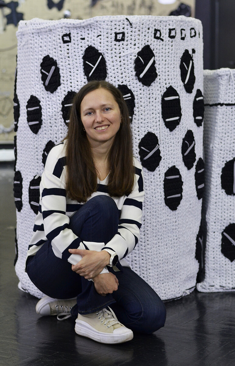 Надежда Богомолова на фоне вязаной скульптуры «Дом Мельникова» 