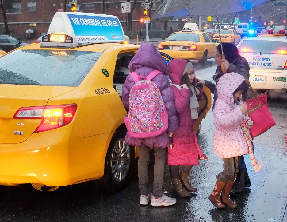 Трудоустройство молодежи. Пожатие рук мужчины и женщины. Логистика иллюстрации. Начальник пожимает руку. Грузовая жд станция.