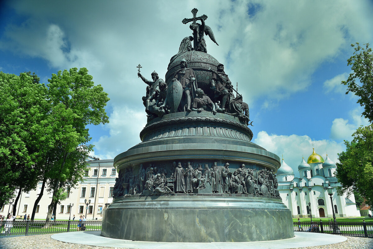 Источник фото: photocentra.ru. Как и написал Виктор, на фото изображён памятник "Тысячелетие России"