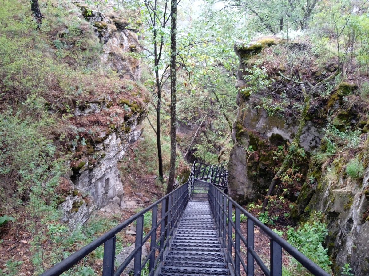 Спуск идёт по кулуару.