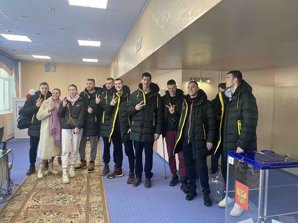    Югорские спортсмены проголосовали в первый день выборов