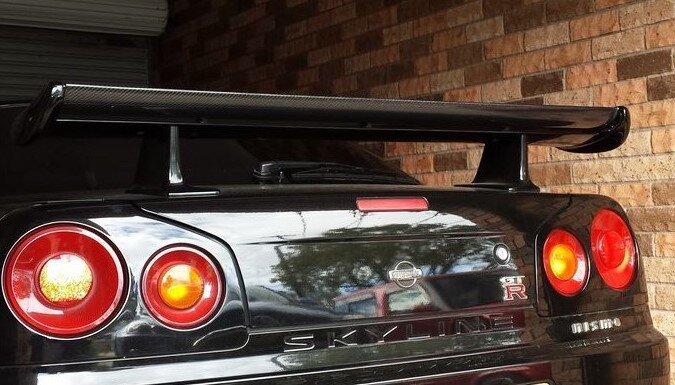 Спойлер созданный под эту машину. Длинный, высокий, красивый.