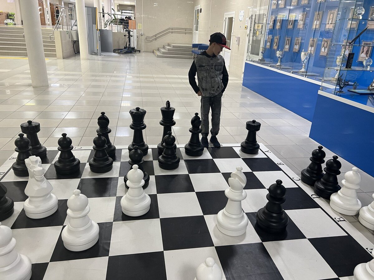 Пока ждали Настю, играли с Максимом в шахматы