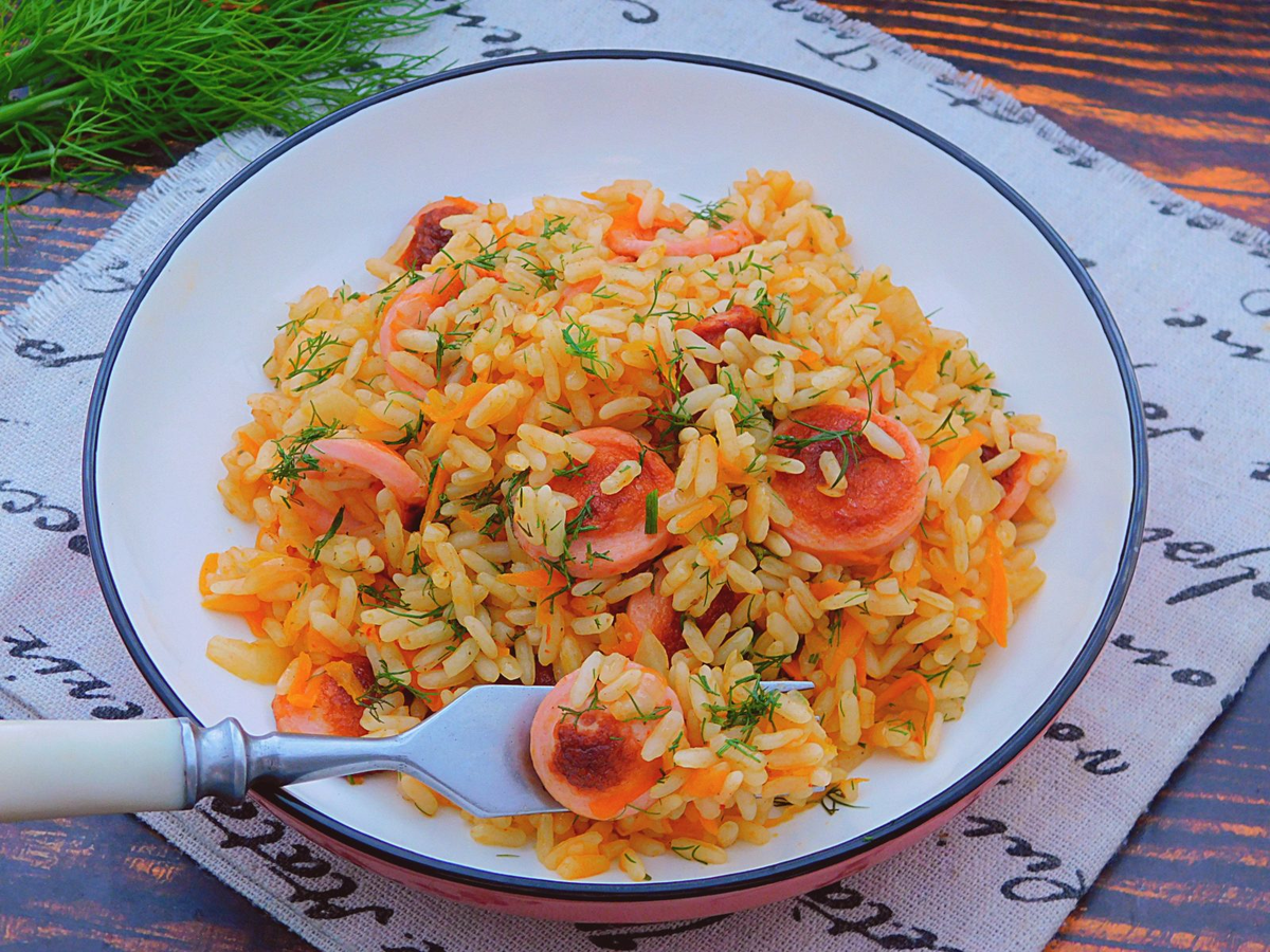 Рис с сосисками