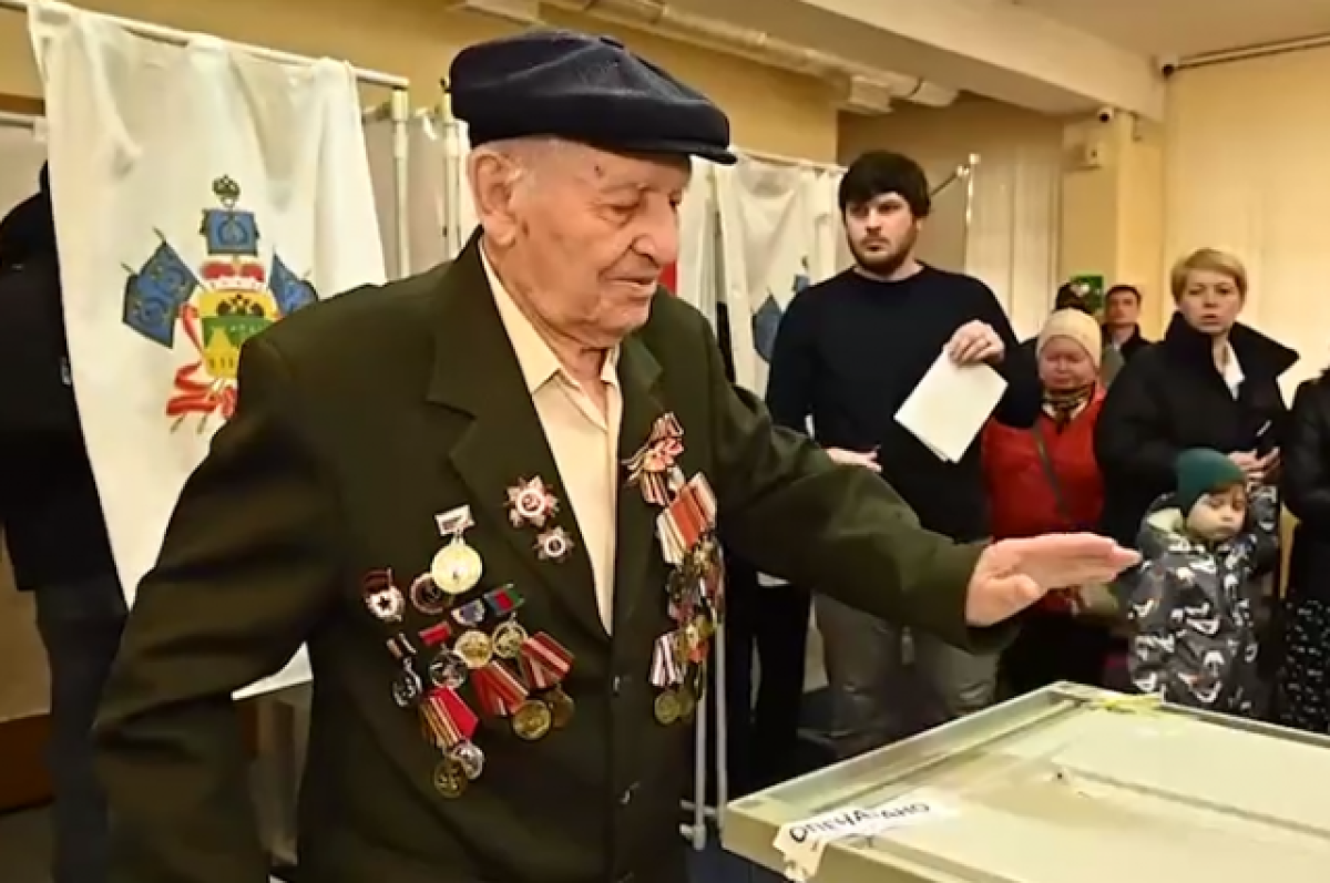    На Кубани на избирательный участок пришел проголосовать 103-летний ветеран